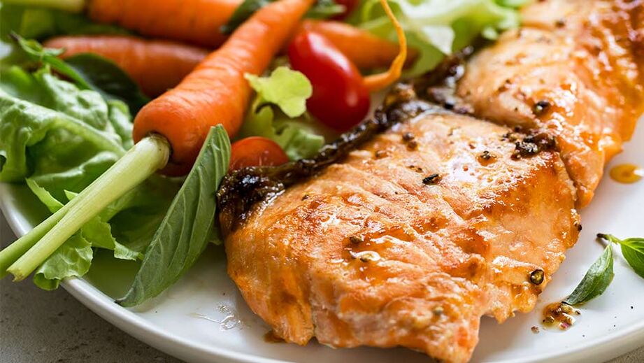 Wenn Sie abnehmen möchten, müssen Sie Fisch und frisches Gemüse in Ihre Ernährung aufnehmen. 