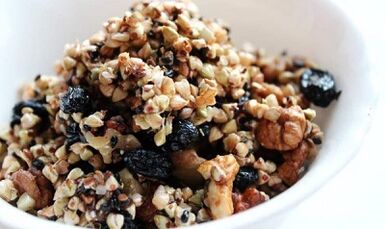 Buchweizen mit Trockenfrüchten zur Gewichtsreduktion