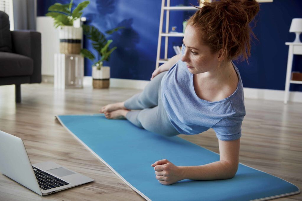 Seitlicher Stretch zum Verschlanken des Bauches und der Seiten