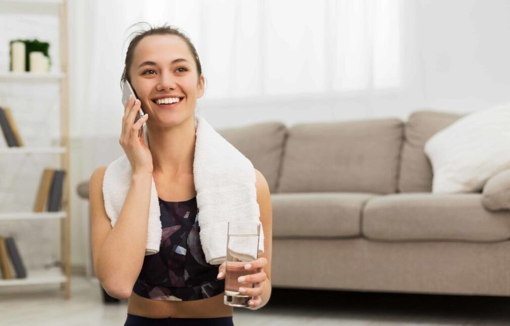 Wie man Bauch und Seiten loswird, ohne eine Diät zu machen oder ins Fitnessstudio zu gehen